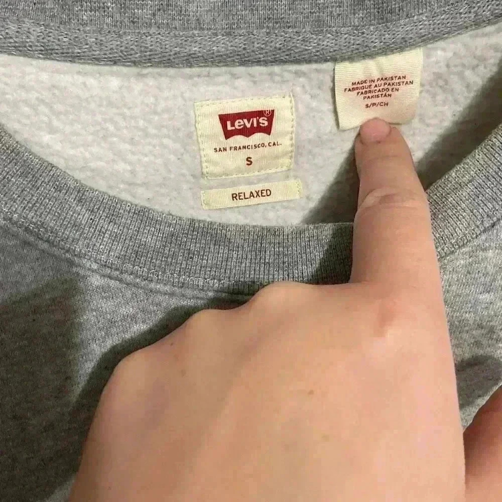 Levi’s Relaxed Crewneck gray sweater Size Small - Picture 2 of 5